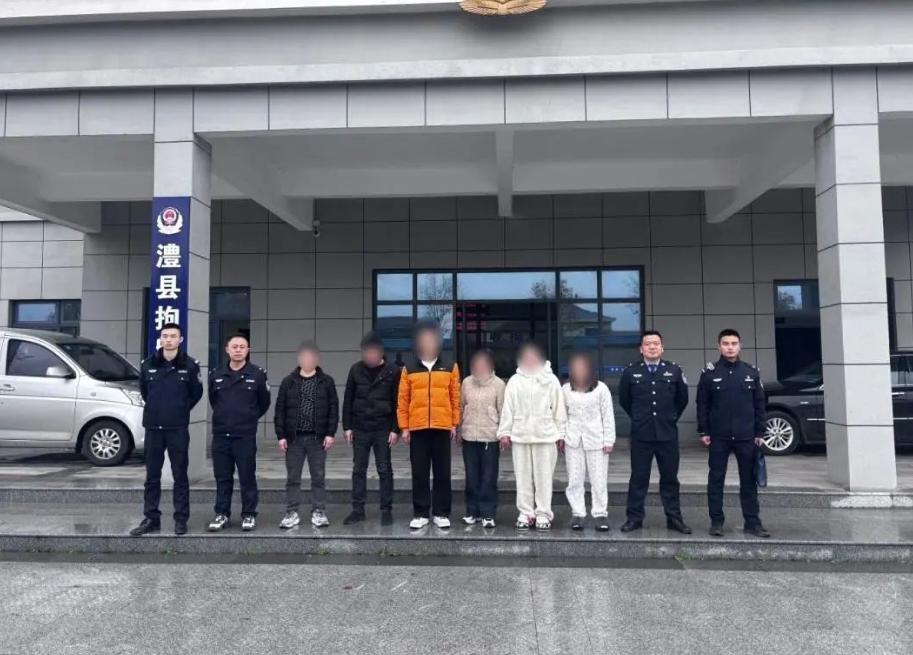 湖南常德，一60多岁男子多次与失足女交易后，发现这样太费钱了，于是找了个40多岁