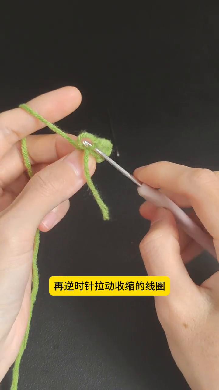 手把手教你钩织这朵小花花。
·用到的是4股的牛奶棉，还有2.5毫米的钩针。
·先