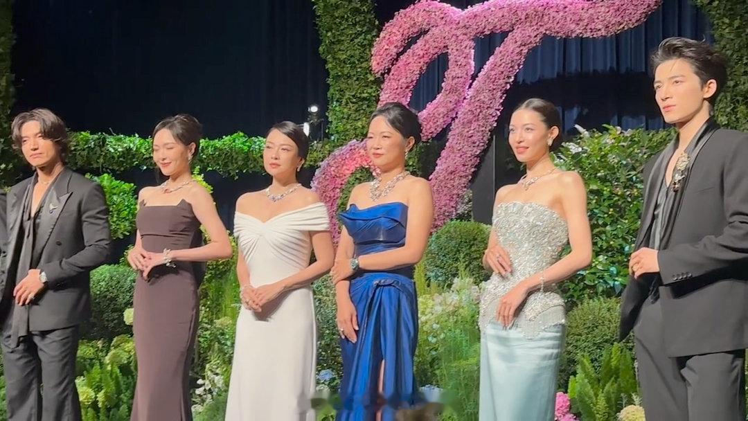 章子怡刚柔并济的美章子怡花期 年轻时的章子怡有种明艳又倔强的美，现在的她则多了松
