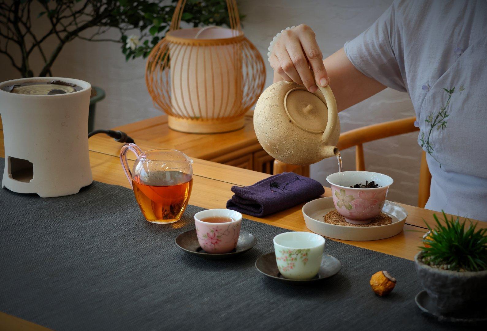 心事和茶叶一样，在怀里闷久了，都会变得又苦又涩，学会及时出汤，给自己人生一个喘息