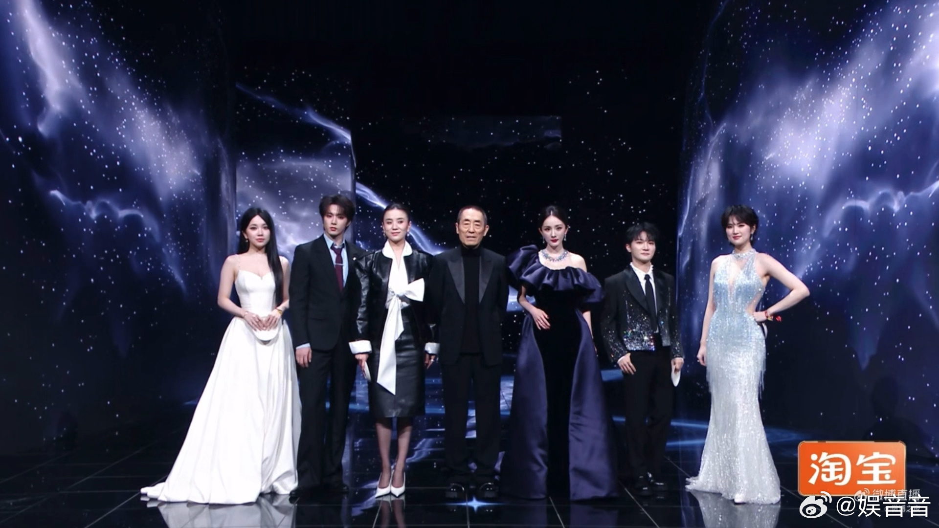 惊蛰无声剧组太权威了《惊蛰无声》剧组红毯太出圈！全员举碟宣传创意满分，高颜值配超