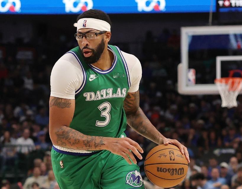 新赛季刚开始，独行侠就遇到大麻烦，浓眉打了五场球就受伤，现在小腿疼得下不了场。他