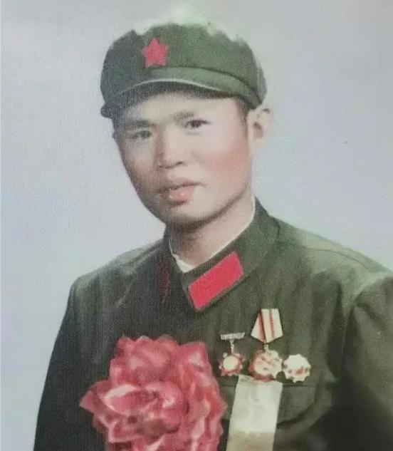 谁都拦不住！1982年，一等功臣龙洪春非要娶一个坐牢的女工，连军校保送都不要了！