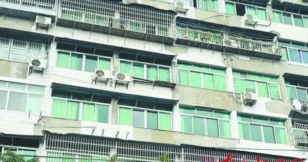 临街外墙瓷砖脱落 过往行人心慌慌