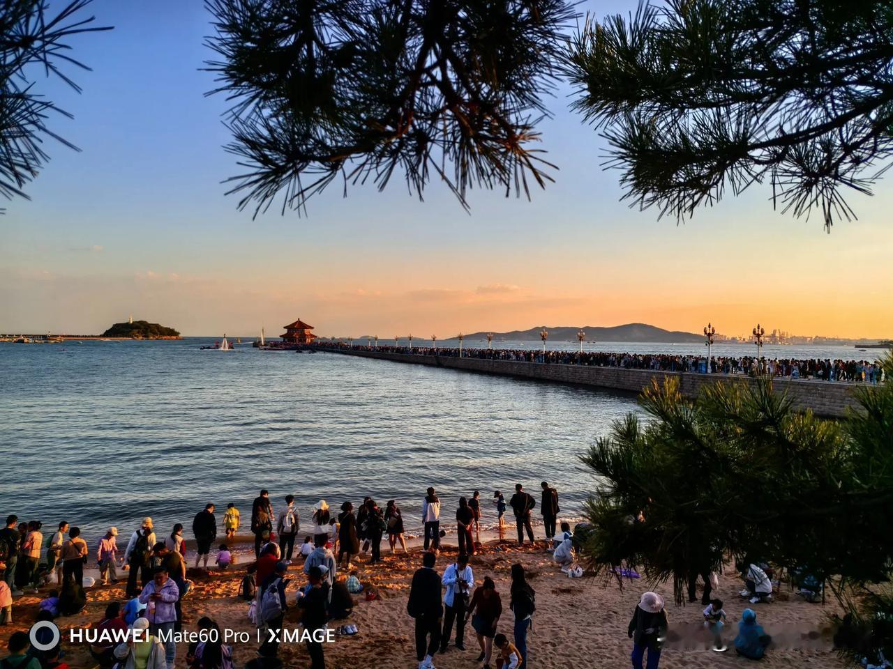 #分享一张你拍的海的照片#青岛栈桥傍晚夕阳西下，大海风平浪静，充满了诗情画意。