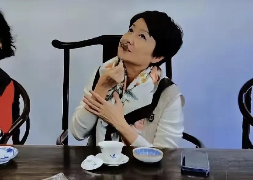 梁安琪广州同学聚会刷屏：
最好的关系，是平等相待！
2026春节，66岁梁安琪返