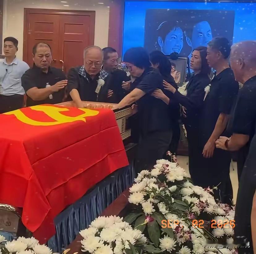 看哭人了！李维康棺盖打开的时候，丈夫和女儿扑过去大哭，网传刻意垫高棺木却引起了热
