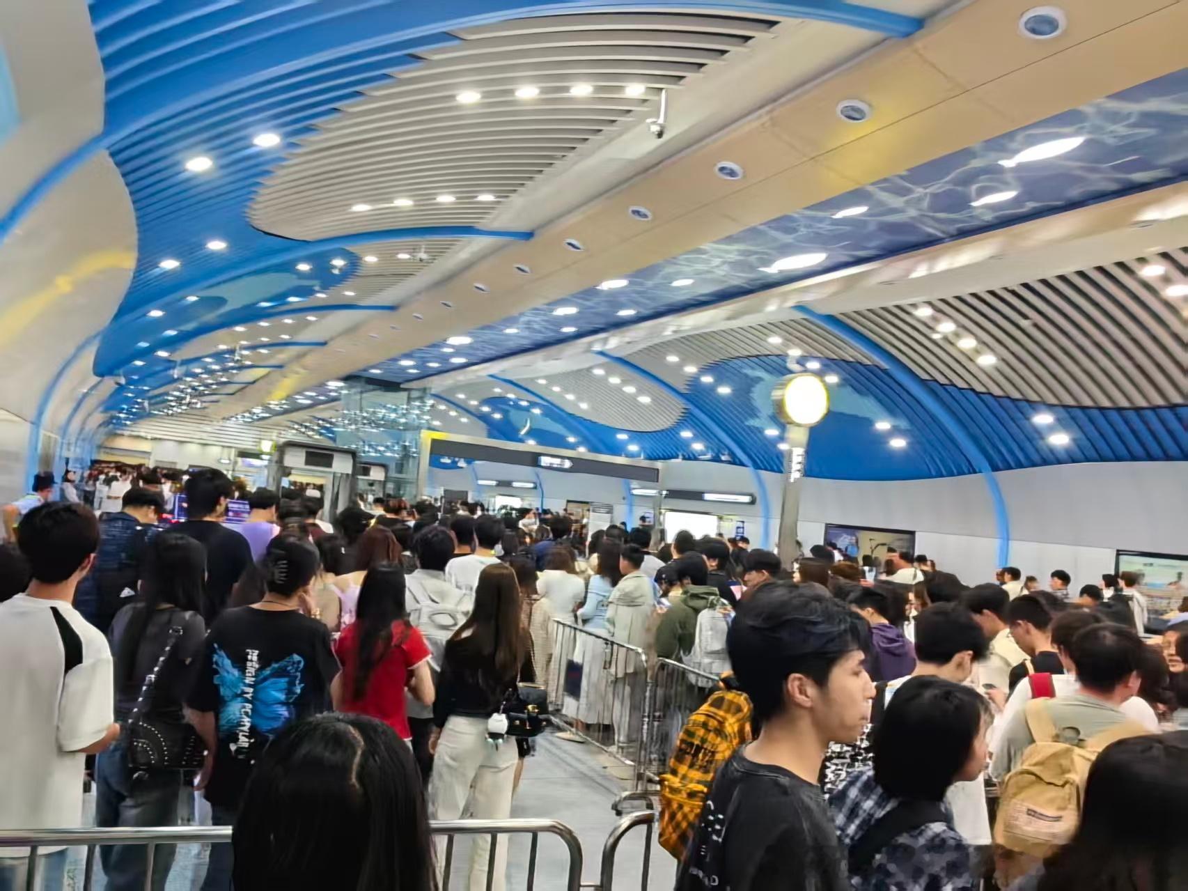 厦门地铁网友投稿：2026-05-01（周五），22:40-23:00，邓紫棋白