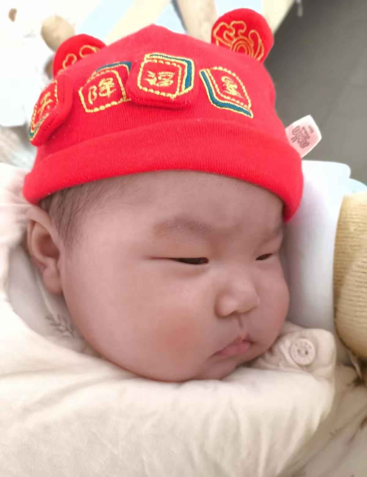 三个月大的孩子并不认识“爸爸”，他只需要一个稳定的回应者。
最新的研究发现，0-