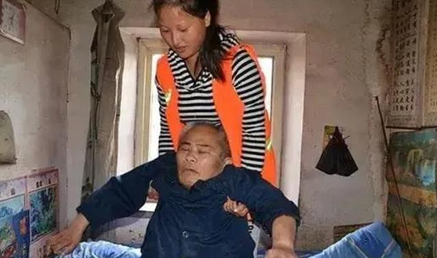 2011年，山东1漂亮姑娘公开征婚，条件就一条：“来我家帮我照顾3个老人”。哪知