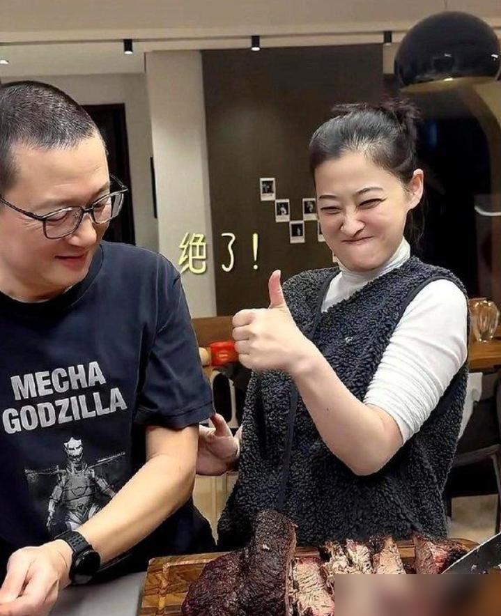 同样是梅婷的男人，一个掏空她400万家底，另一个却为她把柏林银熊奖扔了。
 
当