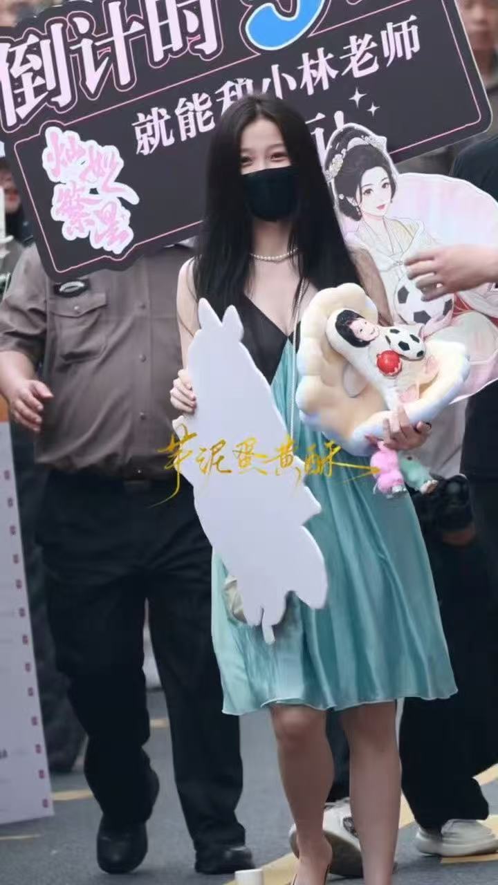 虞书欣上班路上剧宣虞书欣抱足球蚌上班 虞书欣上班路上剧宣，真的好可爱捏～ 