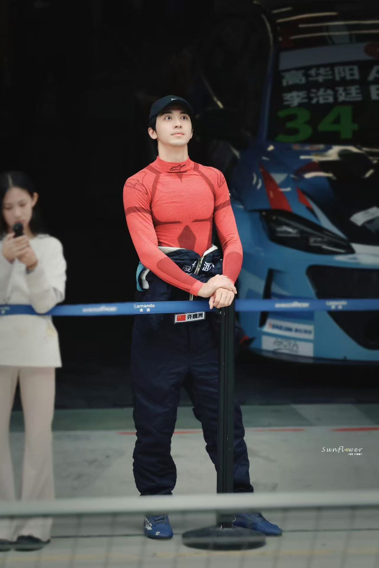 许魏洲把赛车服穿出3d建模效果也没人跟我说过许魏洲的身材这么好啊💧这次汽车场地