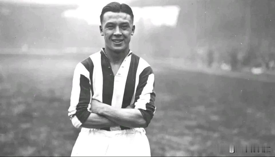 他是英格兰队史第一位华裔国脚
他是英格兰足球顶级联赛第一位华裔球员
他24岁时就