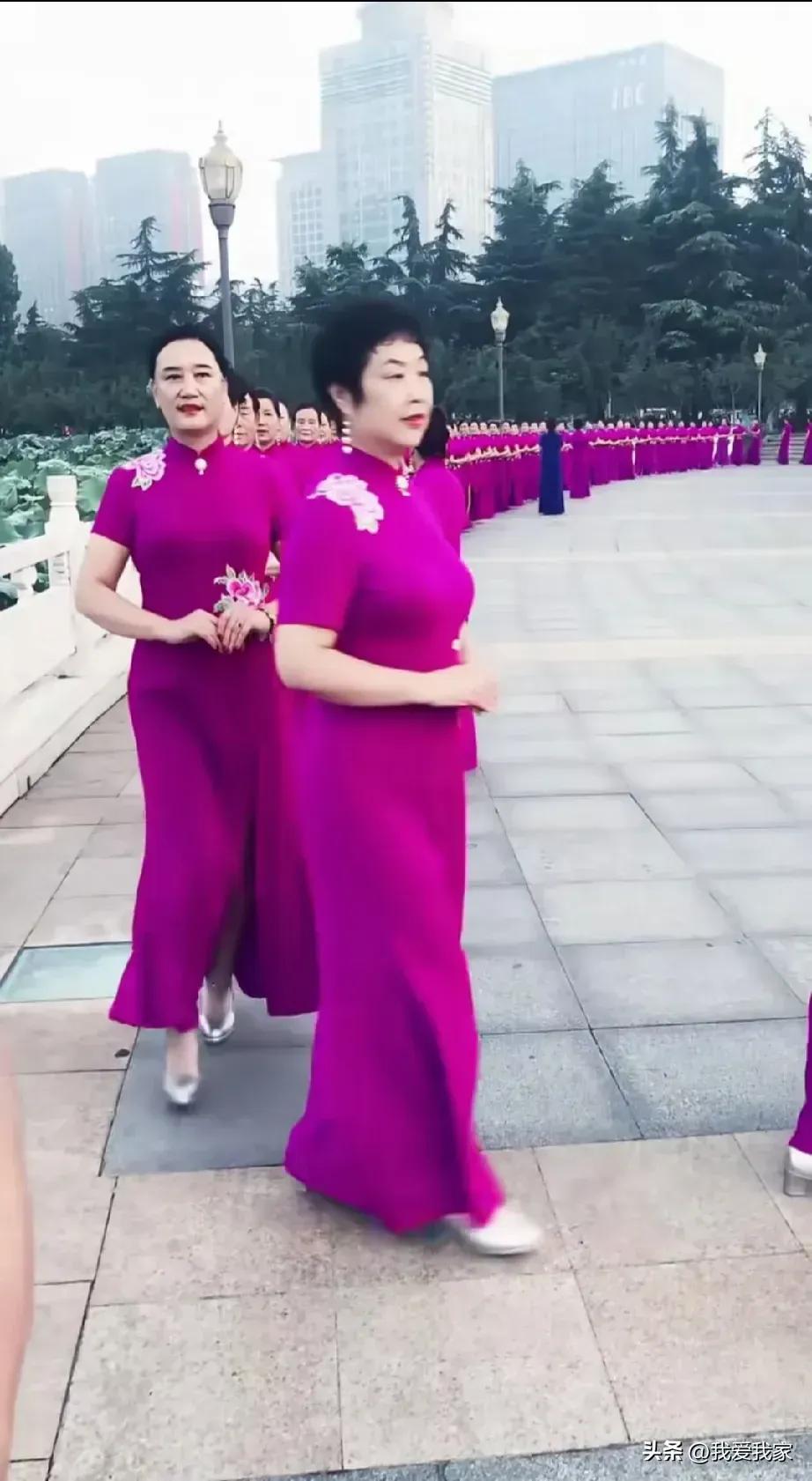 城市一道独特靓丽的风景线！
一群退休的大妈们，天天没事，来到跳广场舞的休闲公园。