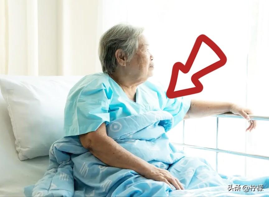 我妈和我岳母同样78岁、
同样守寡、同样有退休金，
一个坐在沙发上从早盯到晚，一