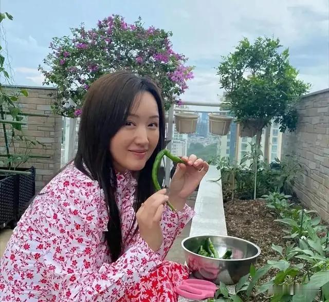 曾经的甜歌皇后，“玉女”杨钰莹在小区天台花园种辣椒！

照片显示，她住在深圳福田