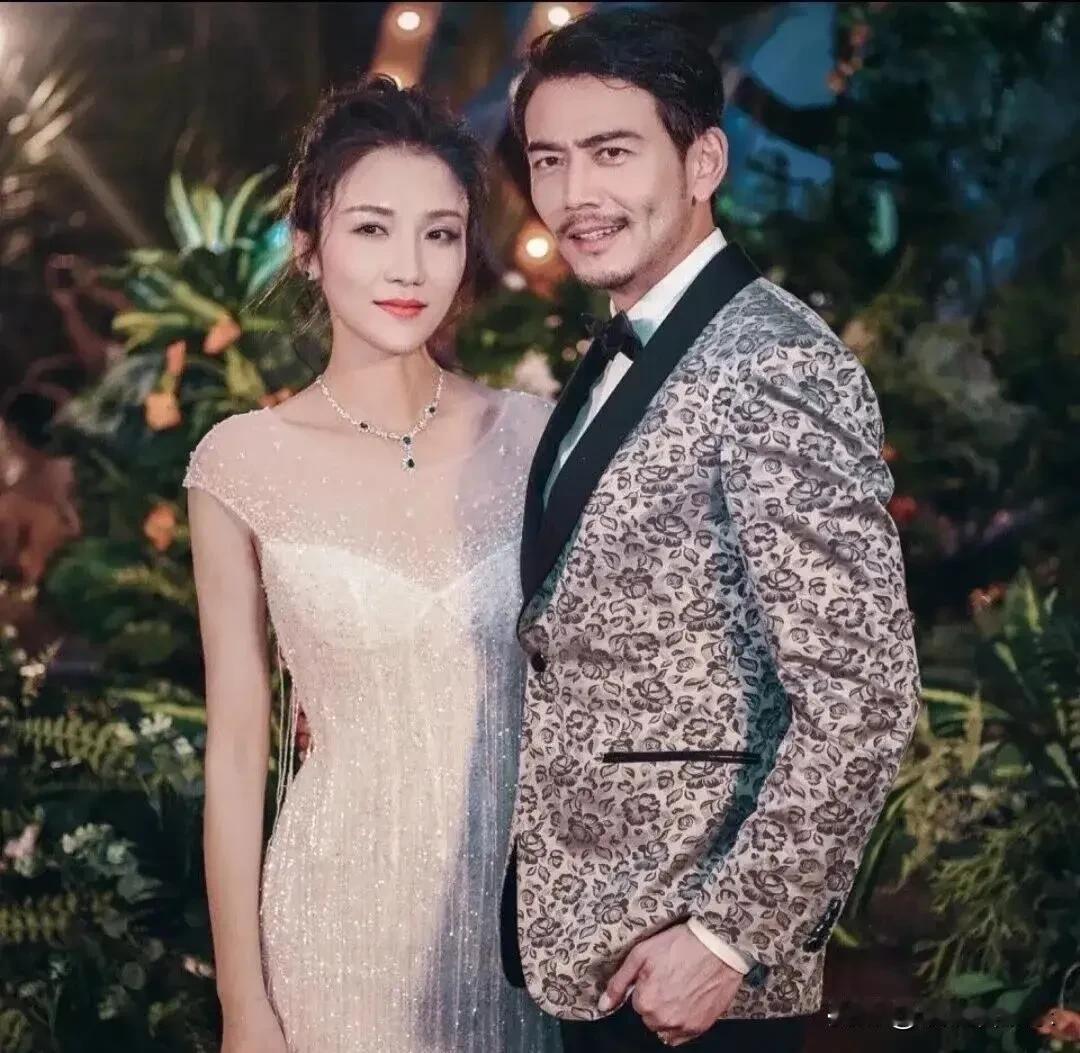 哇，明星夫妻真是帅哥和美女，男演员痞帅痞帅的，女演员气质优雅迷人，他们是娱乐圈模