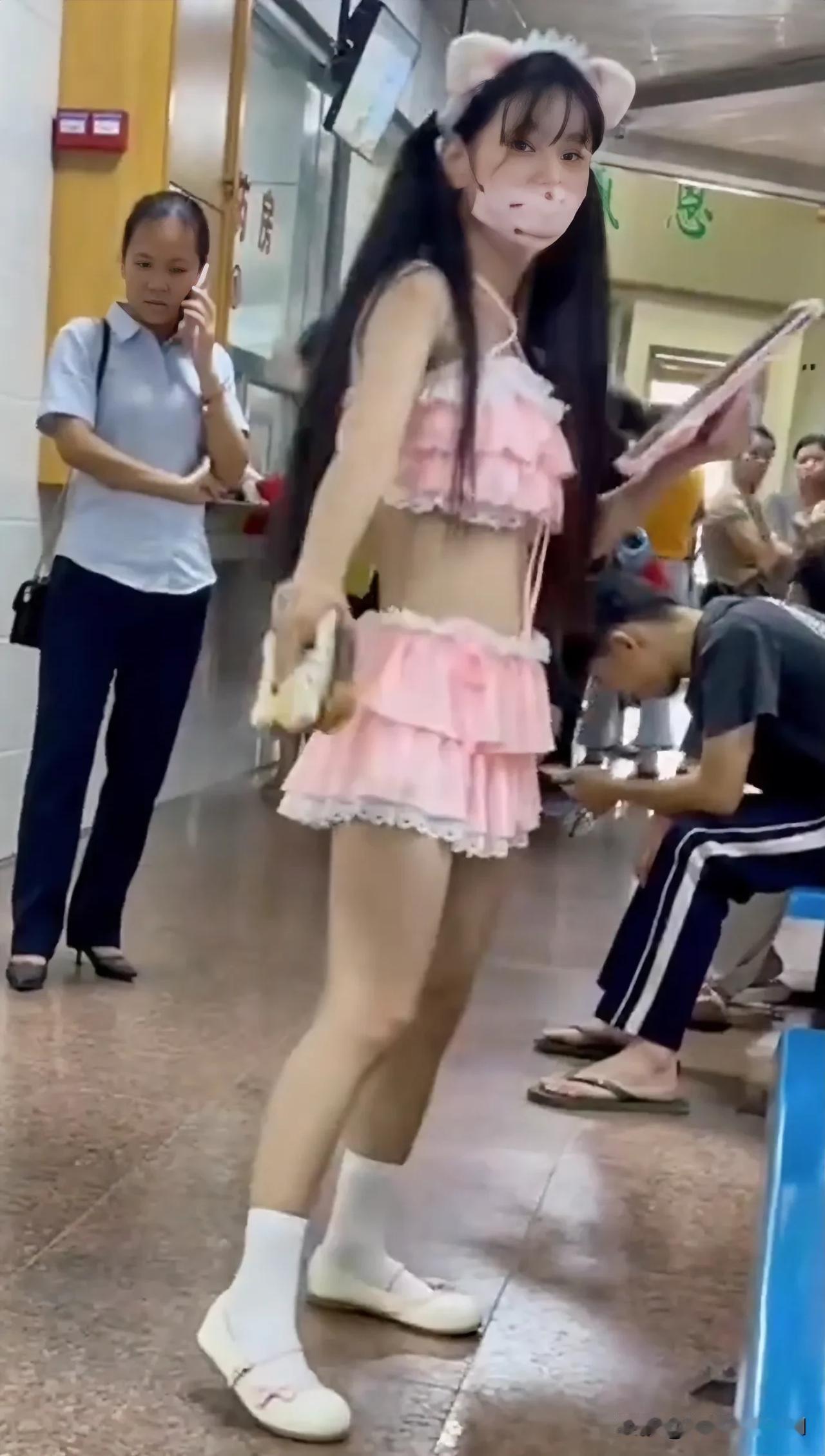双马尾爱了，女孩穿塔好看，为什么要指指点点？揭阳一美少女穿着制服诱惑，在医院科室