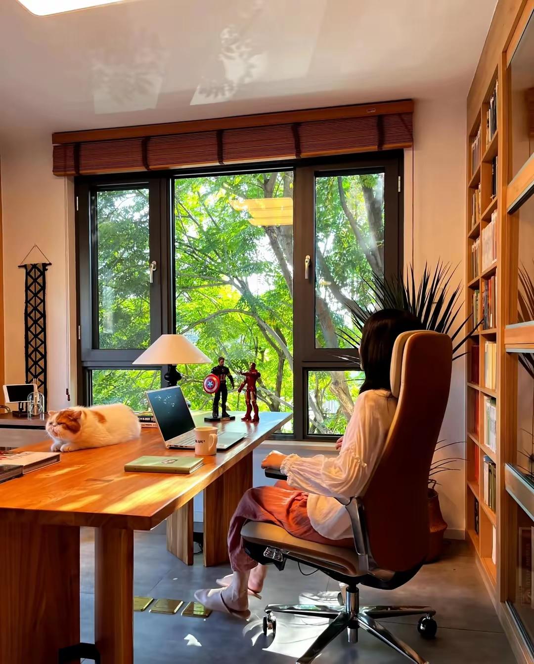 倾尽余生也要谨记的一句话：生活中能让自己好过，就一定不要让自己难过。人不是老了才