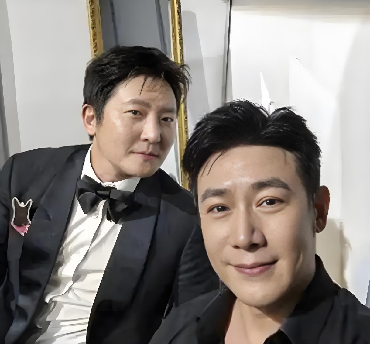 谁能想到荧幕上风格截然不同的两位演员，私下竟是连襟，同框合照氛围感拉满。