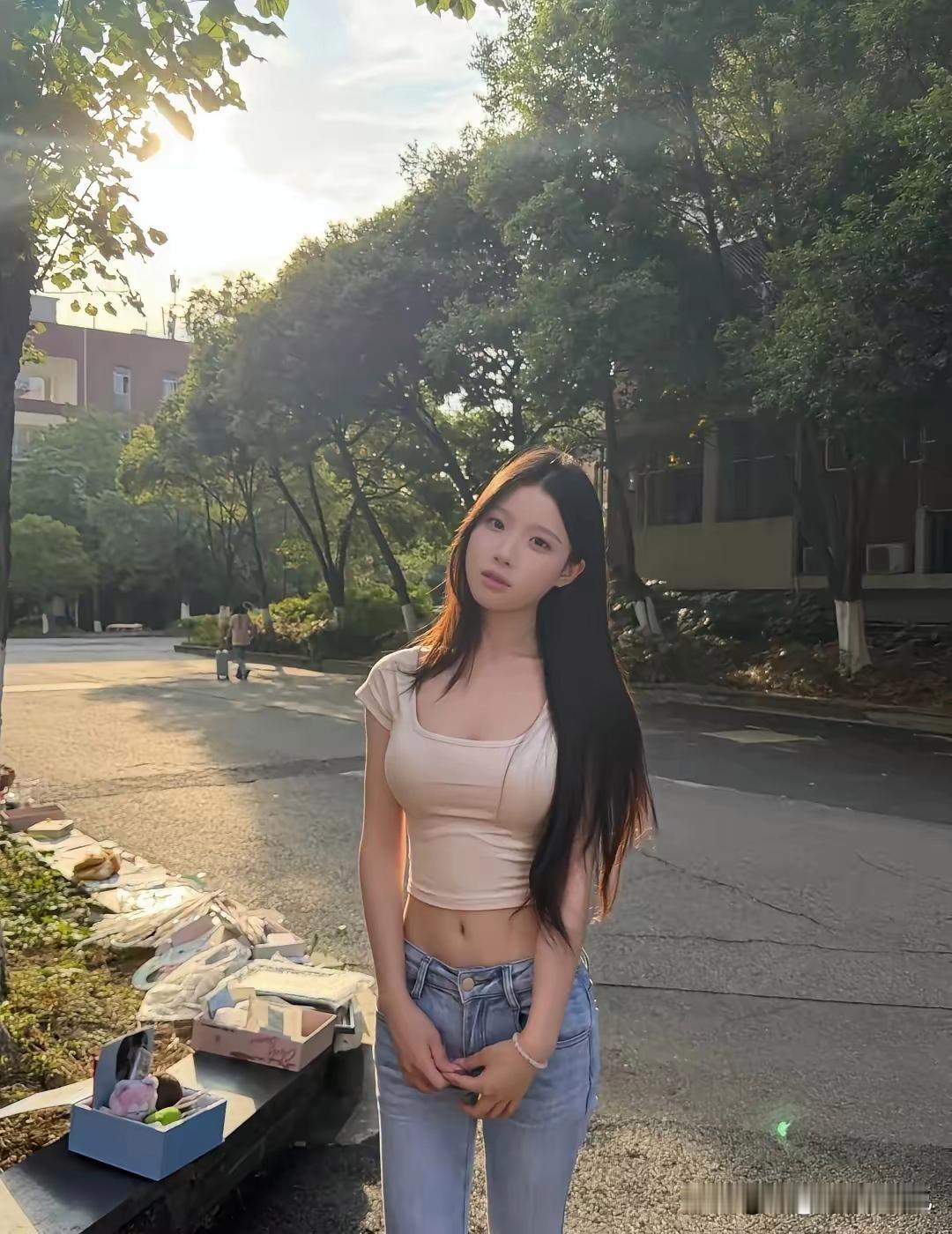 阳光下的青春少女，漫步在校园的小路上。