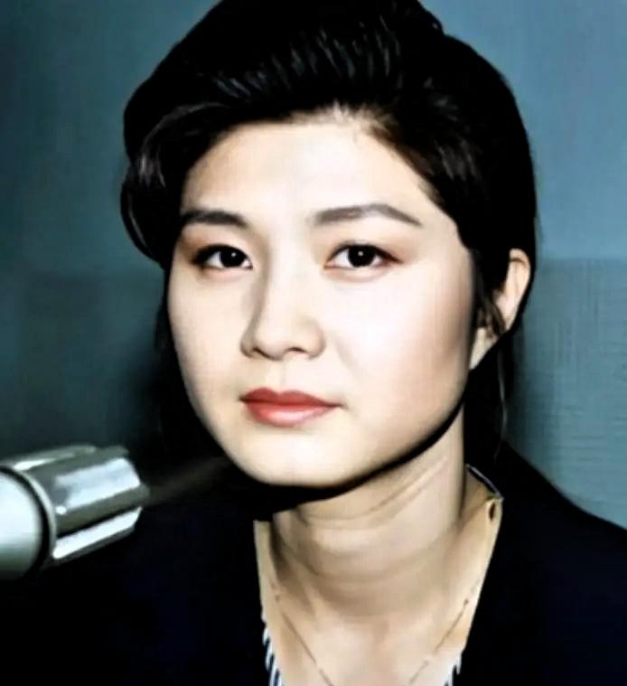 1987年11月29日，一个年轻女人把炸弹藏进头顶行李舱，九小时后115条人命在