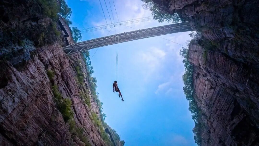 【多景区暂停网红高空项目】有景区就高空项目主动联系游客退票 近日，一名女游客在体