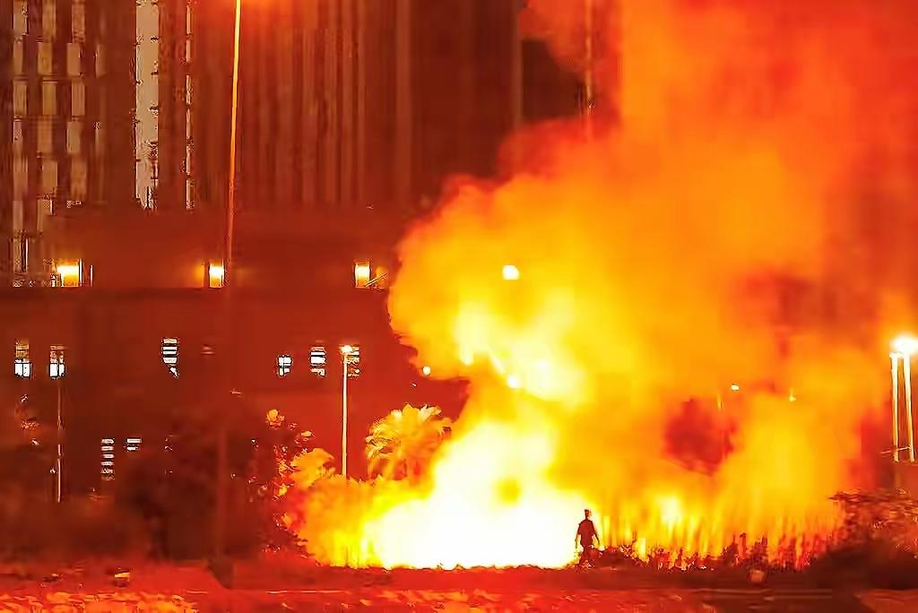 全球拉响红色警报！美国首次下令：所有驻外使馆，立刻进入紧急状态！
​​3月17日