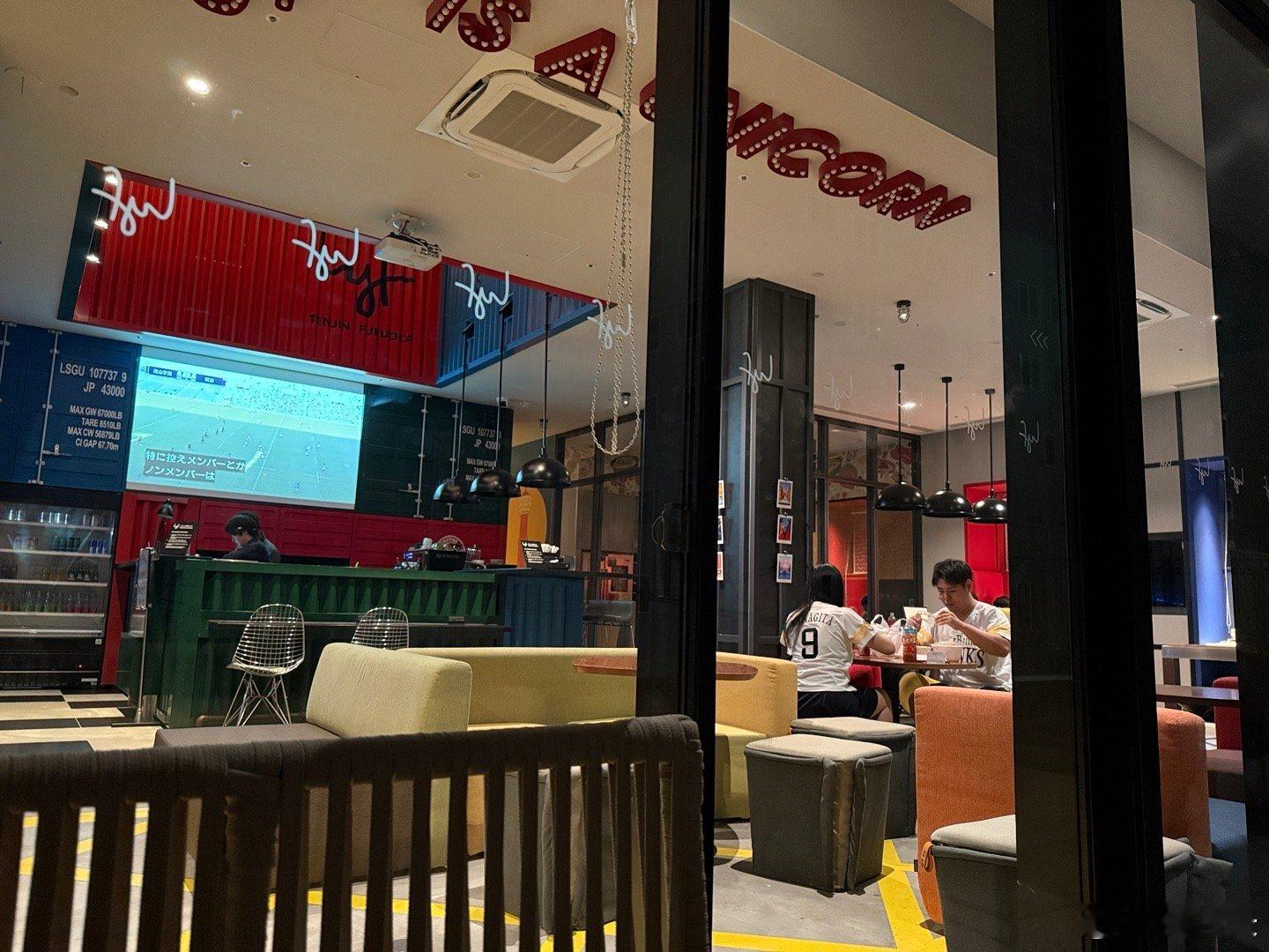 作为300多块钱一晚上的酒店还是相当惬意的了，尤其是这个季节。  ​​​