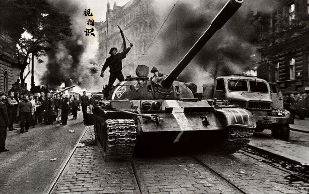 1968年8月，一位布拉格反抗者站在了一辆入侵的苏军坦克上，手中举着捷...