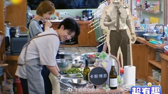 王俊凯在后厨只是干活闲聊，完全没别的意思，黄晓明直接开启脑洞疯狂脑补，暗自琢磨是