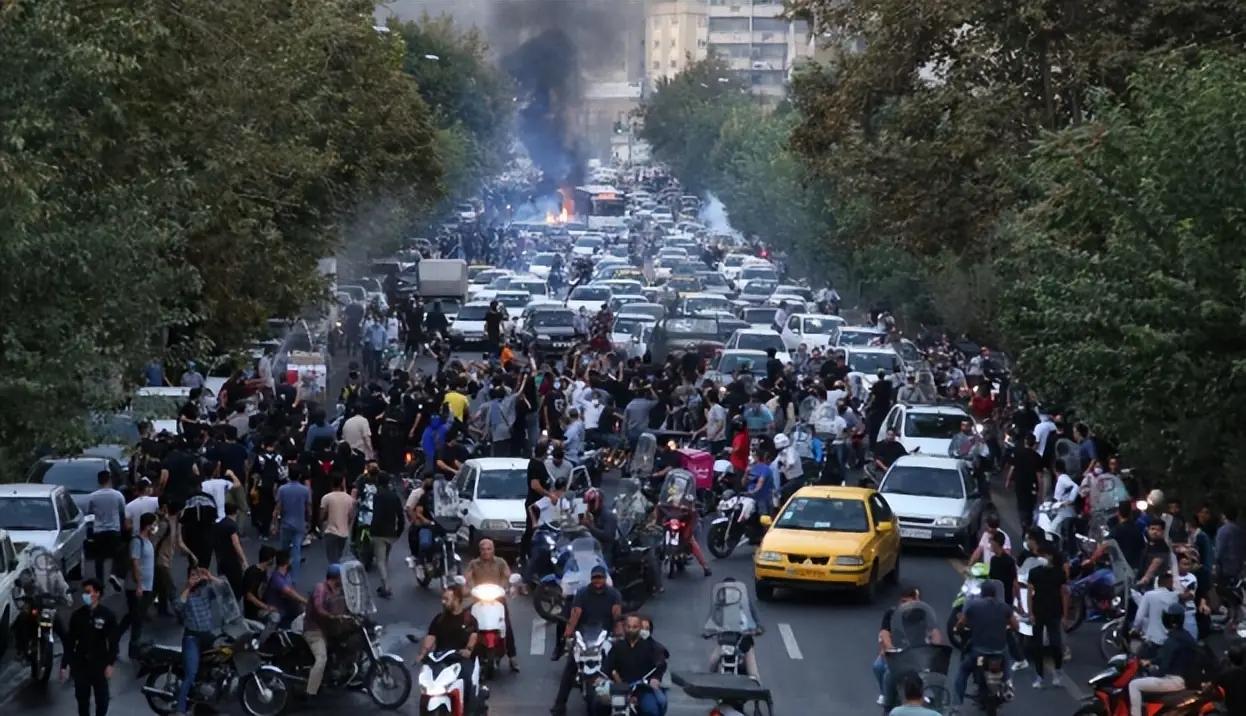 里亚尔暴跌，商贩罢市，伊朗怎么了？
最近伊朗这边乱得不行。里亚尔直接跳水，一美元