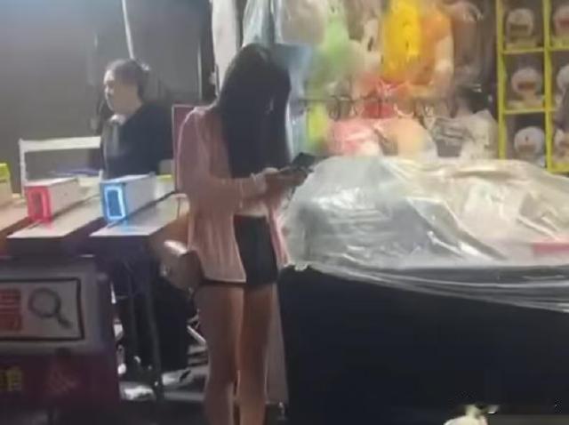 一个年轻女生爱上了一个男网友，但是女子并没有正常展开追求，行为非常夸张，拍一些自
