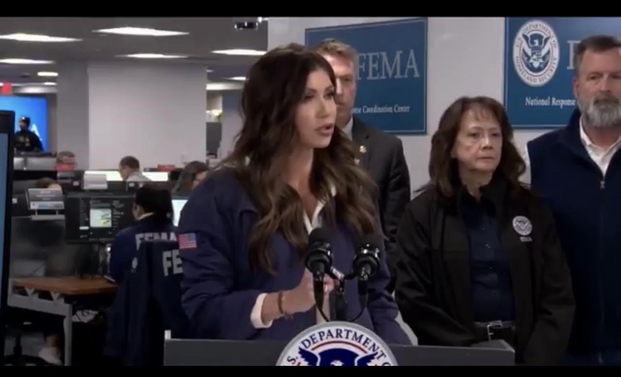 明尼阿波利斯再发ICE击毙美国公民案

“当有人携带武器出现时，这就是一场暴力骚