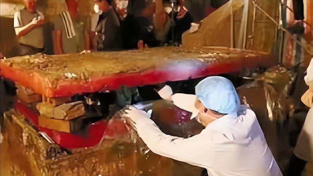2003年，内蒙古挖出一具女尸，随后考古人员将女尸的11层外衣一层层撤掉，不料，