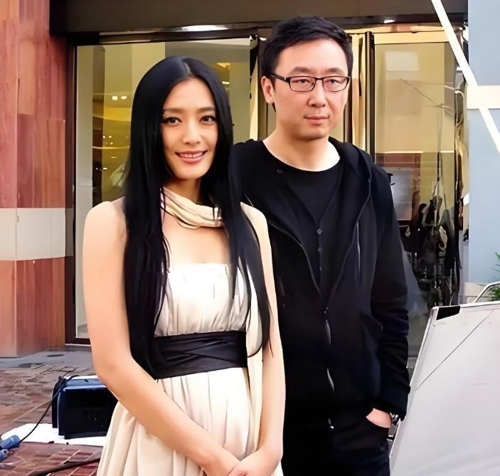 当年，热恋中的陆川多次向女友秦岚求婚，却始终被拒绝。一次争吵中，他气得扔掉了戒指