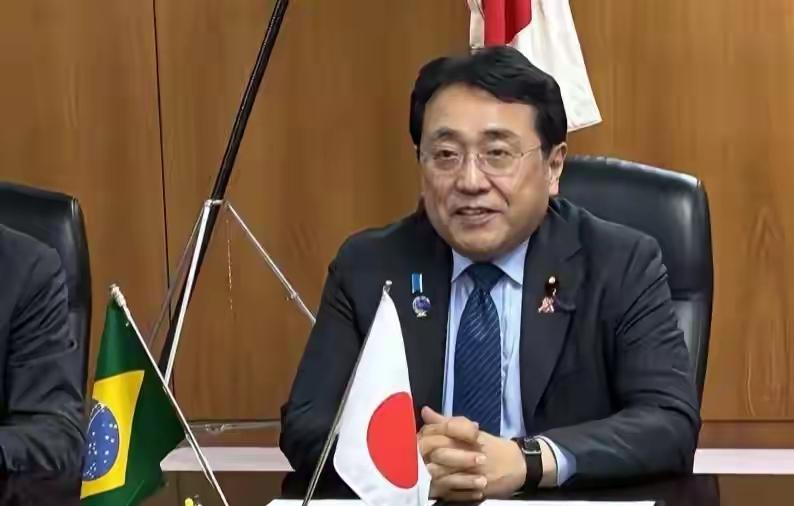 日本那边主动官宣经产相赤泽亮正来中国参加APEC会，他们想借着开会跟咱们官方正式