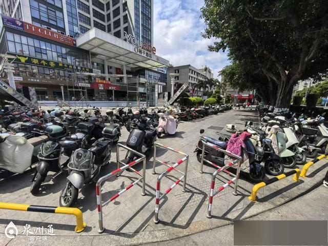 一追到底丨人行道被栏杆围占、绿地遭车辆碾压、河边成私人菜园、公园雕塑遭攀爬……这些公共空间乱象部门已