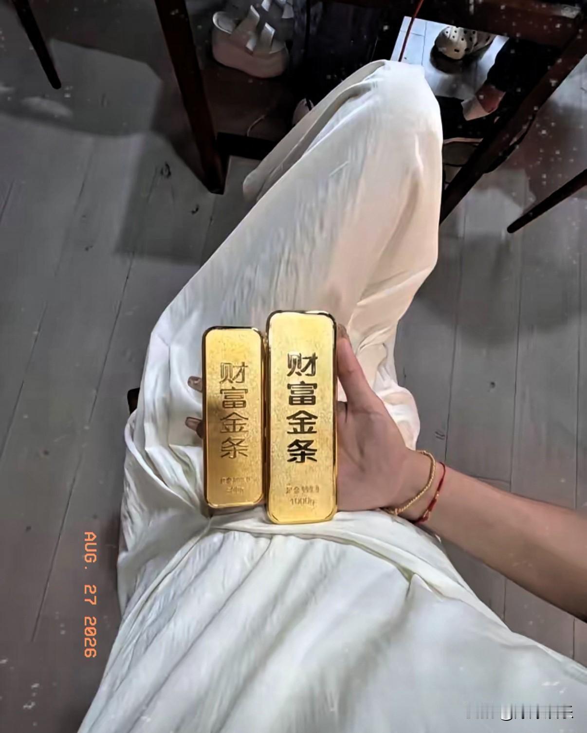 今天的金价，
气得我血压直接飙升，
8月27日国内现货金价直接从1001元/克回
