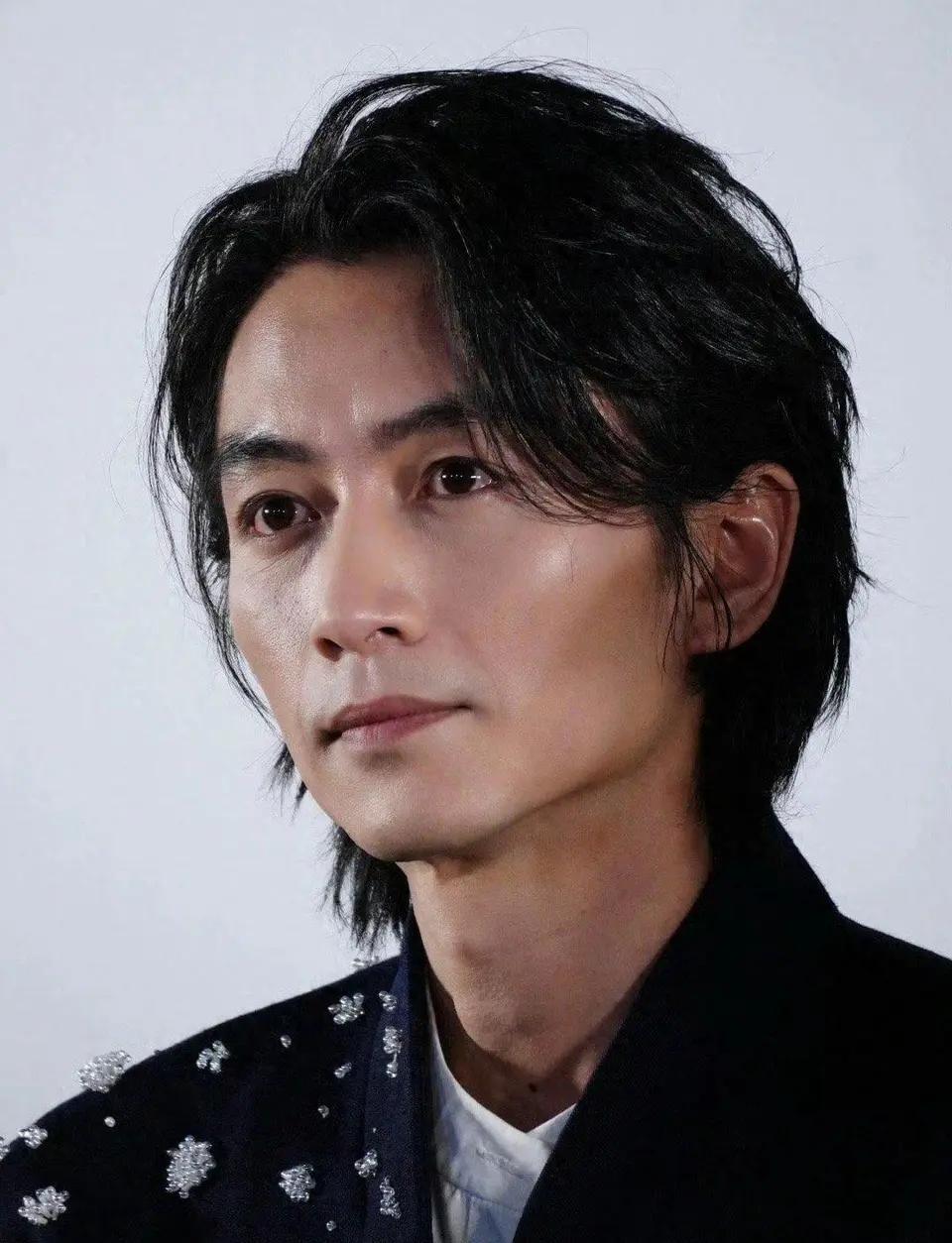 陈晓为宣传新剧《大生意人》确实相当投入，从路透和官方释出的物料来看，他不仅积极参