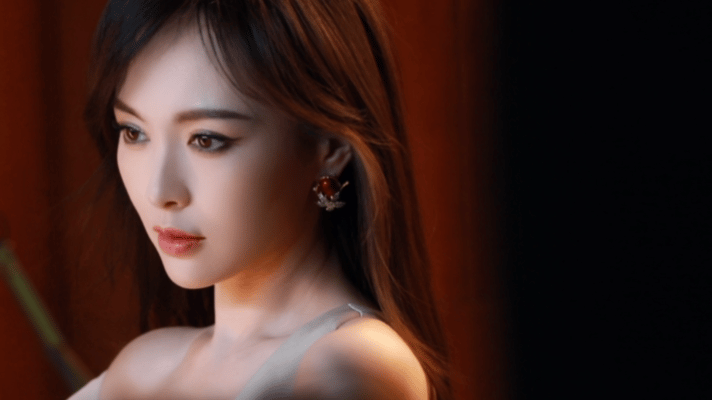 唐嫣新封好权威 时尚杂志又出标杆级封面！费加罗十月正刊太会拍，双封面视觉冲击力超