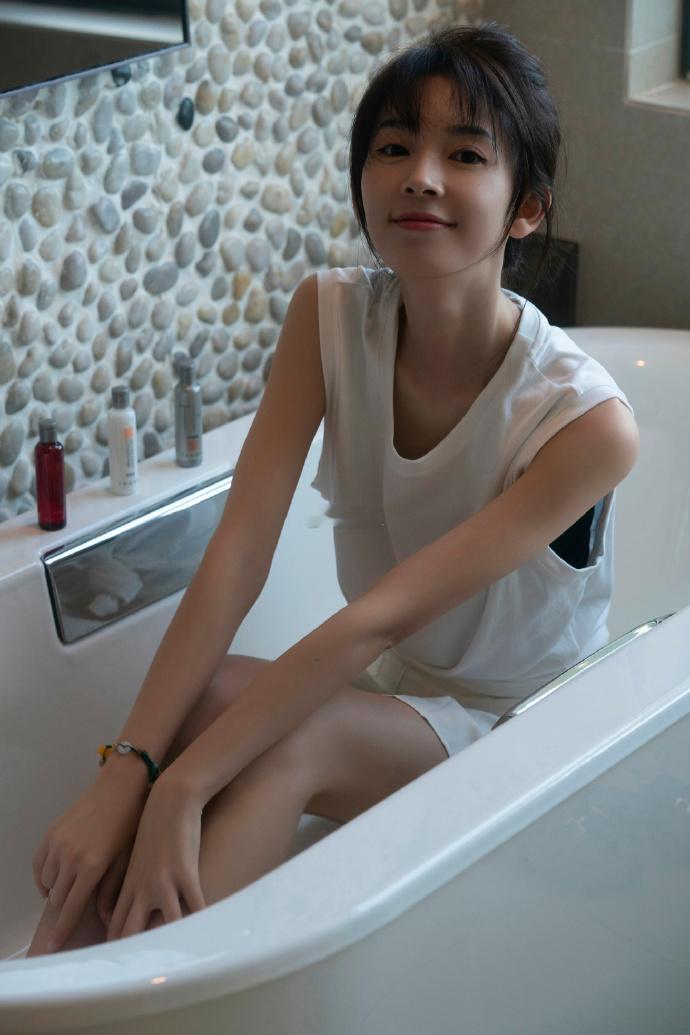 我家那闺女女书海报我家那闺女非遗传承人亲笔题写女书，将一众身影融汇在同一幅画面，