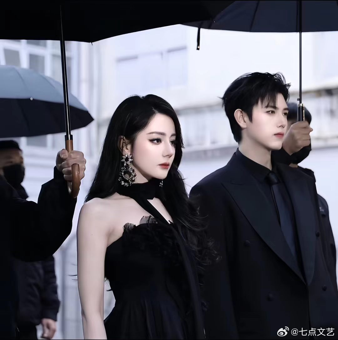 白日提灯兔子窝文学真的会疯！陈飞宇也太会了，一听热巴跟不上立马放慢，温柔到骨子里