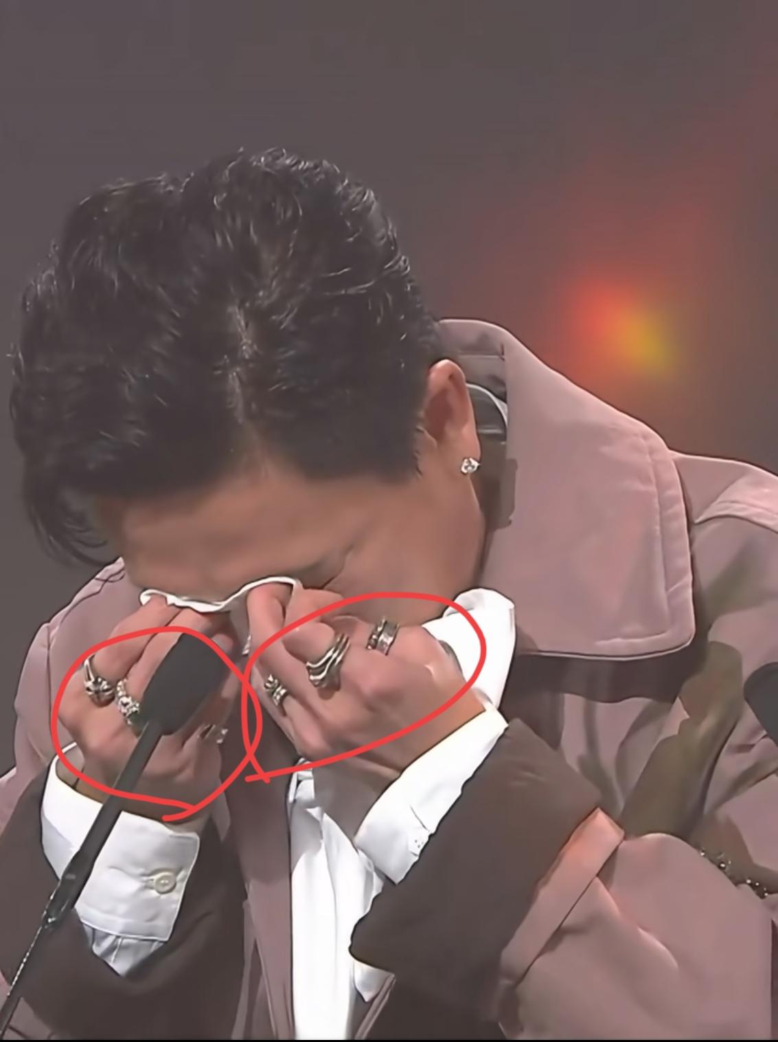 我能接受黄宗泽入行27年才拿视帝，

也能接受黄宗泽拿师弟哭得噼里啪啦。

但是