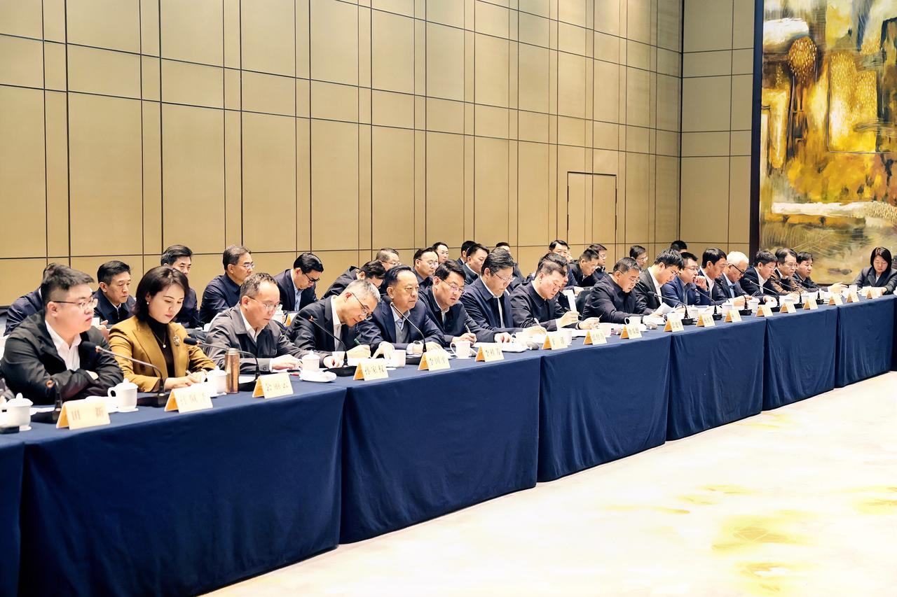 2月11日，全市企业家座谈会召开，徐州工程机械集团有限公司、新凤鸣新拓新材有限公