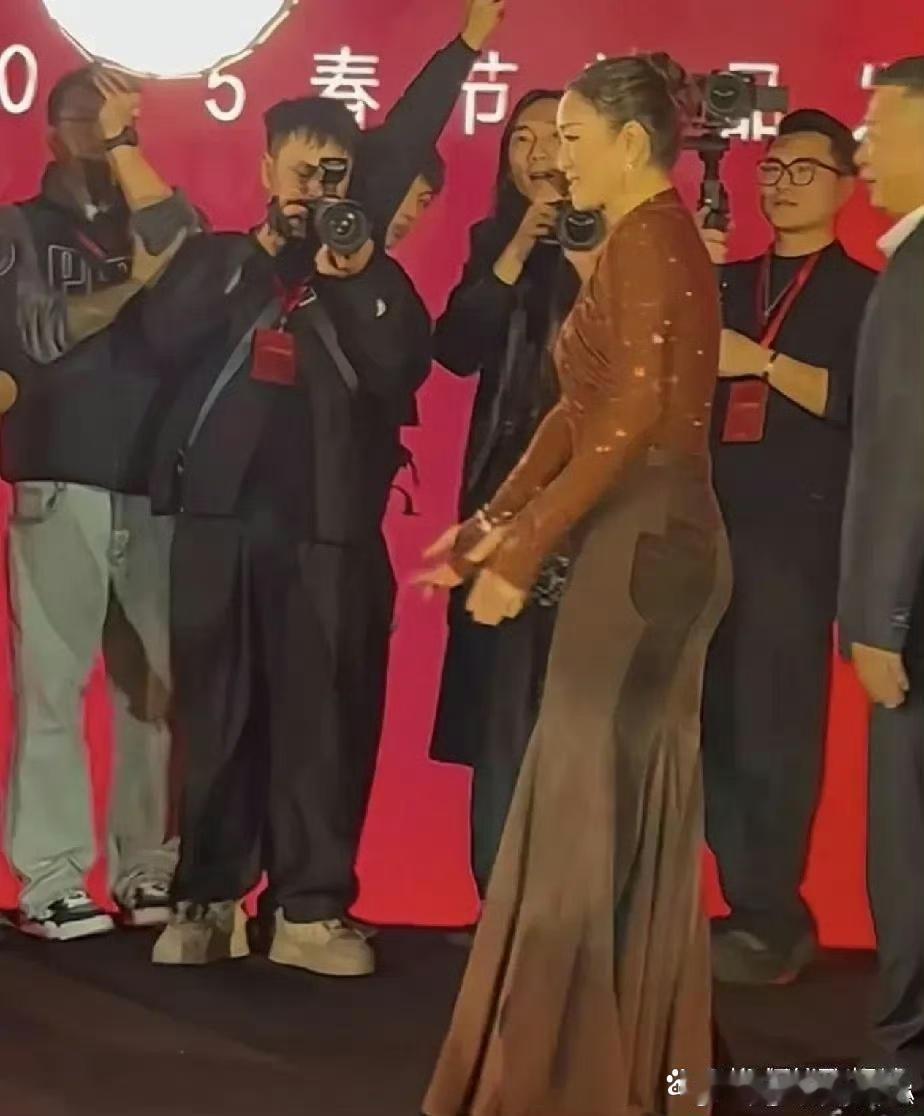 巩俐不愧是巩皇！这身材完全没有刻意追求纤细，反而透着浑然天成的大气感，自带强大气