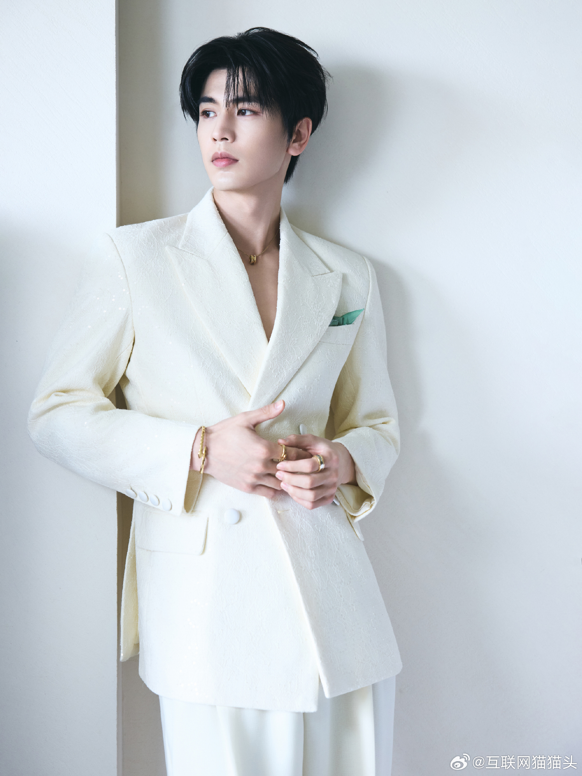 张凌赫发文感谢嘉人张凌赫光影梦境大片明暗光影交错勾勒出众身形轮廓，整套梦境风大片