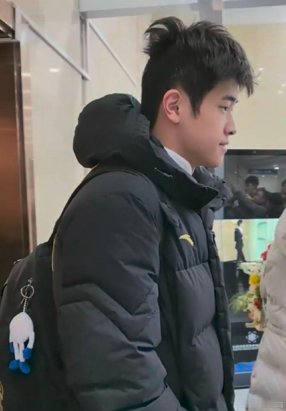 潘展乐睡炸毛了  潘展乐随着奥运冠军团队来到新疆，不知道是羽绒服帽子弄的，还是其