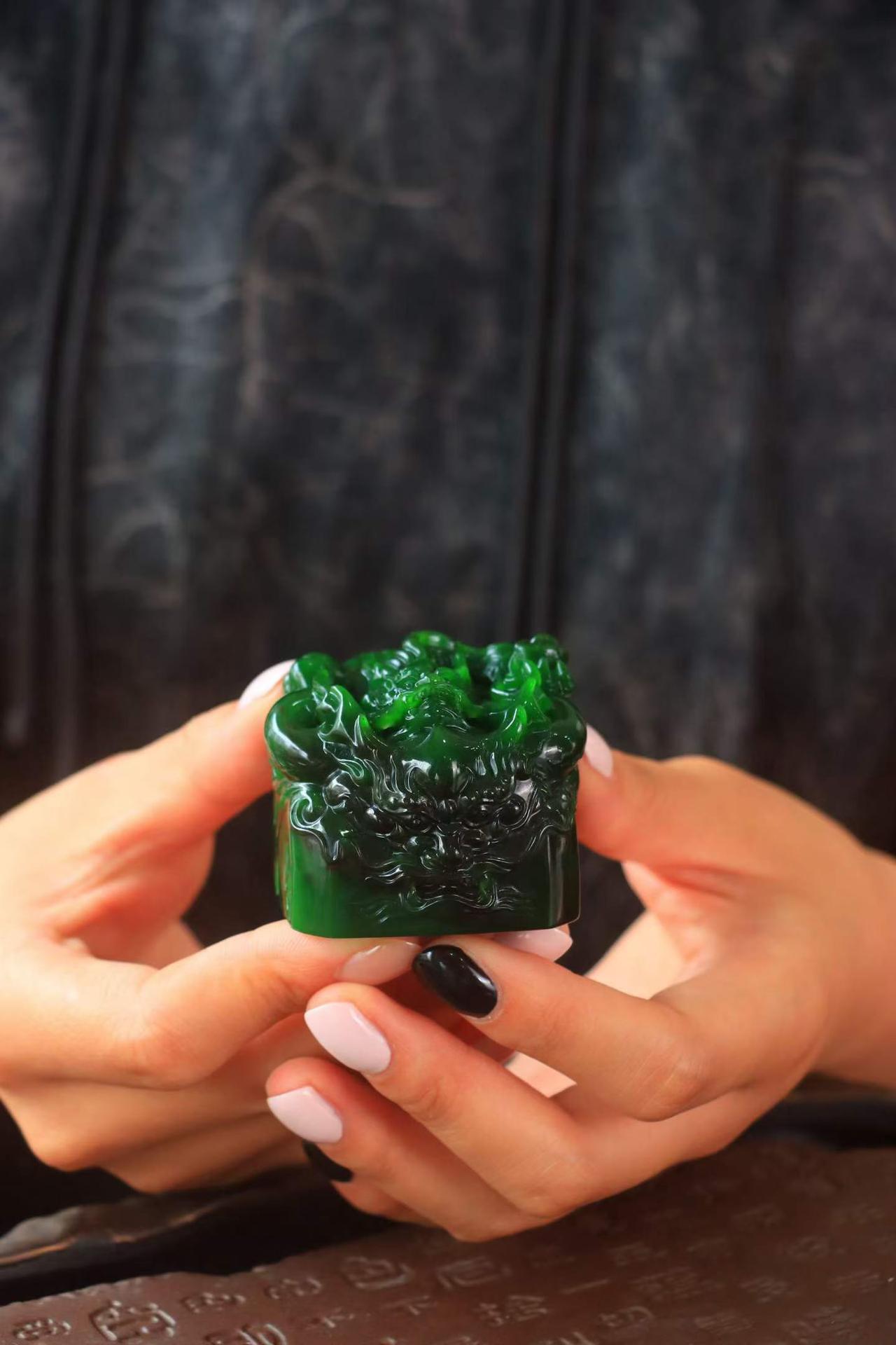 ·〈 碧玉· 龙章〉

和田玉老坑碧玉，肉质油润，由大师设计制作，雕刻龙头印章，